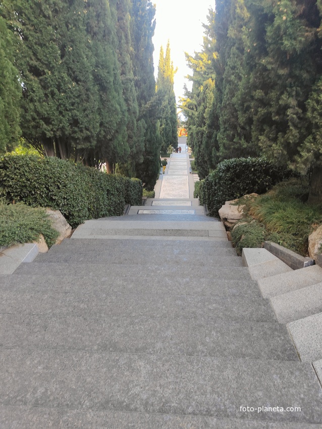 Парк «Айвазовское» — ландшафтный парк на берегу Чёрного моря. Расположен у подножия Медведь-горы в посёлке