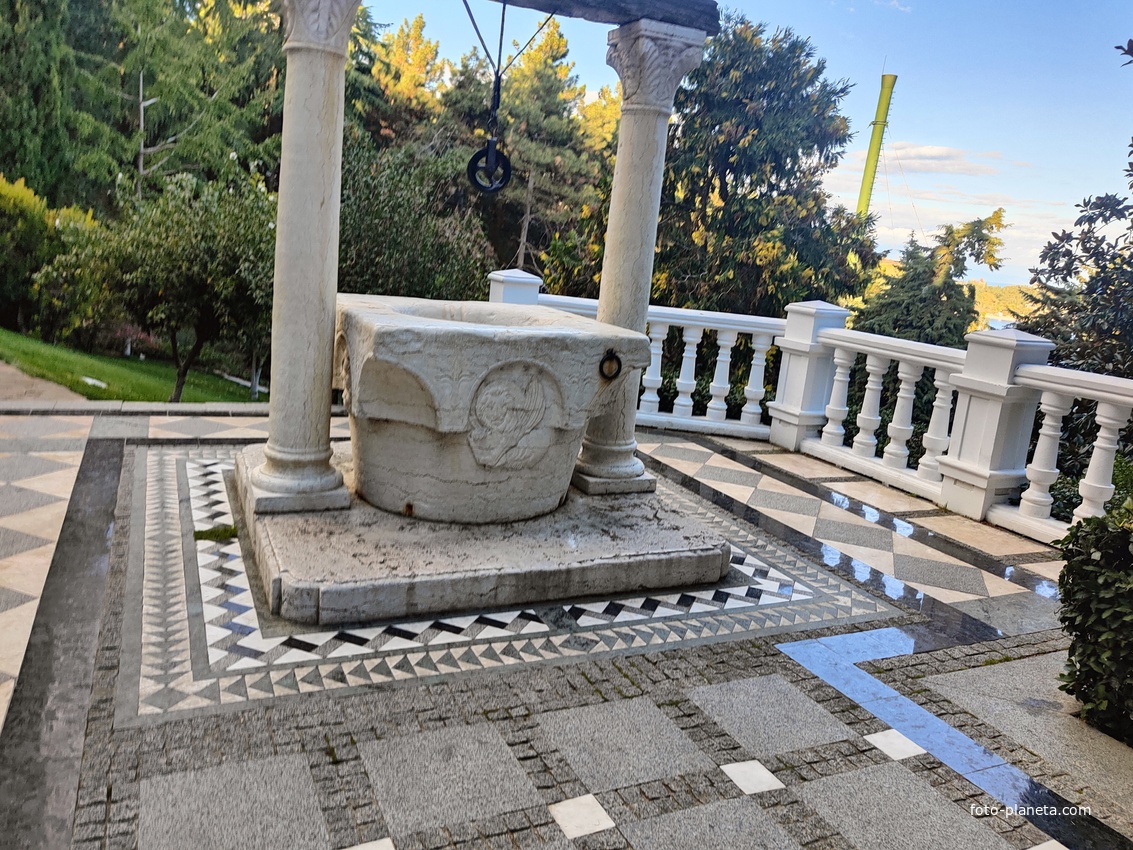 Парк «Айвазовское» — ландшафтный парк на берегу Чёрного моря. Расположен у подножия Медведь-горы в посёлке. Старинный итальянский колодец. Подлинник, привезён из Италии.