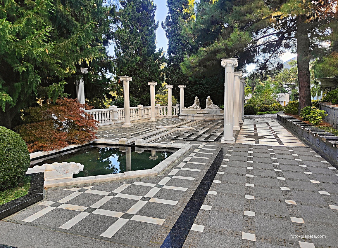 Парк «Айвазовское» — ландшафтный парк на берегу Чёрного моря. Расположен у подножия Медведь-горы в посёлке. Композиция "Античный дворик" с ионическими колоннами, скульптурной группой "Диана и Актеон", фонтаном и искусственным ручейком.