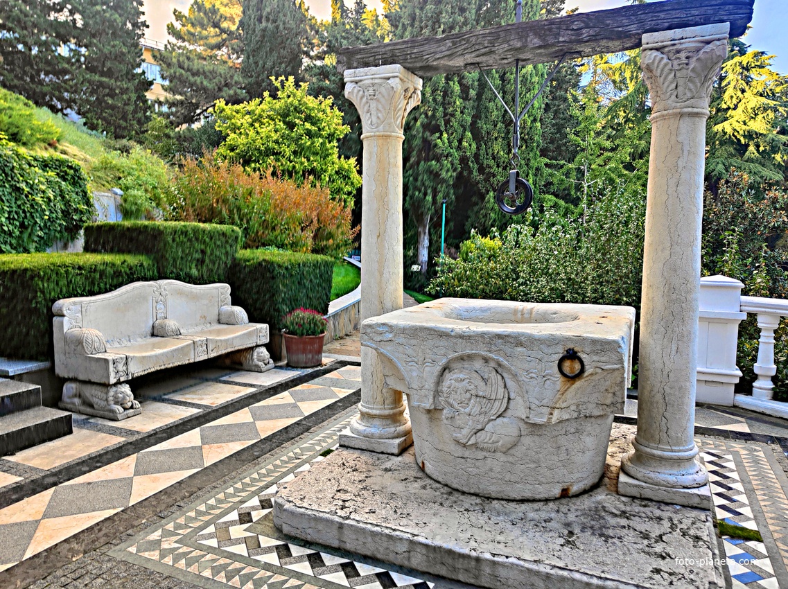 Парк «Айвазовское» — ландшафтный парк на берегу Чёрного моря. Расположен у подножия Медведь-горы в посёлке. Старинный итальянский колодец. Подлинник, привезён из Италии.