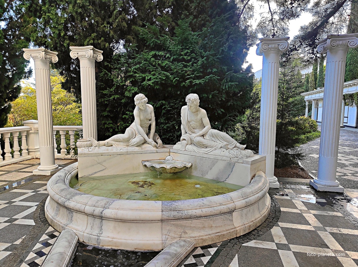 Парк «Айвазовское» — ландшафтный парк на берегу Чёрного моря. Расположен у подножия Медведь-горы в посёлке. Композиция "Античный дворик" с ионическими колоннами, скульптурной группой "Диана и Актеон", фонтаном и искусственным ручейком.