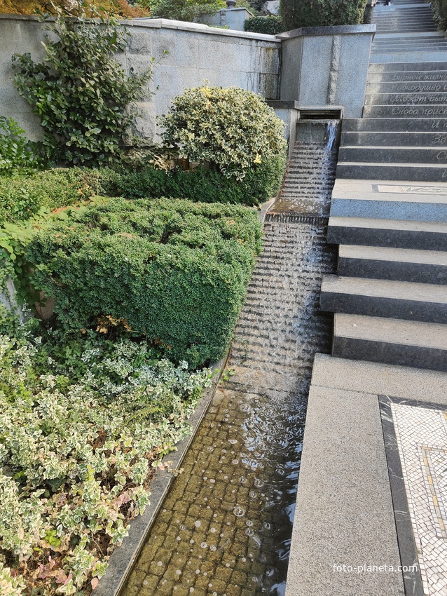 Парк «Айвазовское» — ландшафтный парк на берегу Чёрного моря. Расположен у подножия Медведь-горы в посёлке.