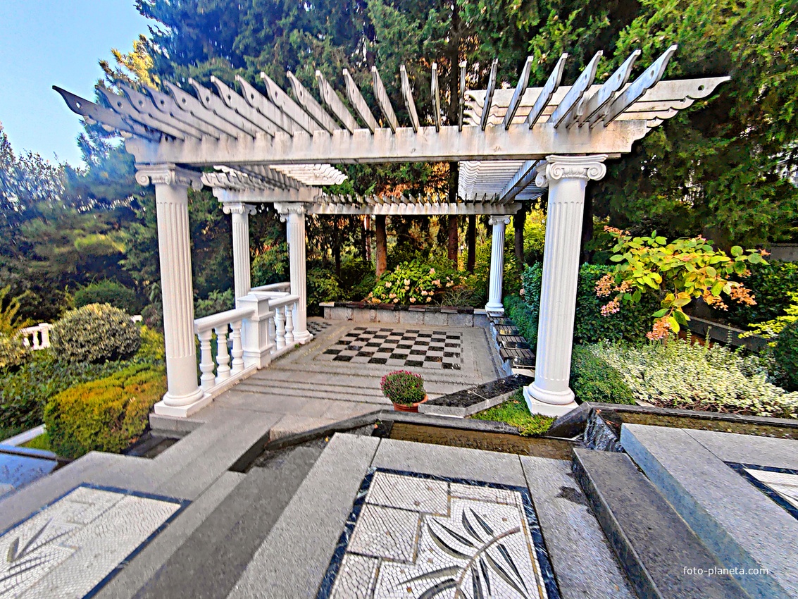 Парк «Айвазовское» — ландшафтный парк на берегу Чёрного моря. Расположен у подножия Медведь-горы в посёлке.