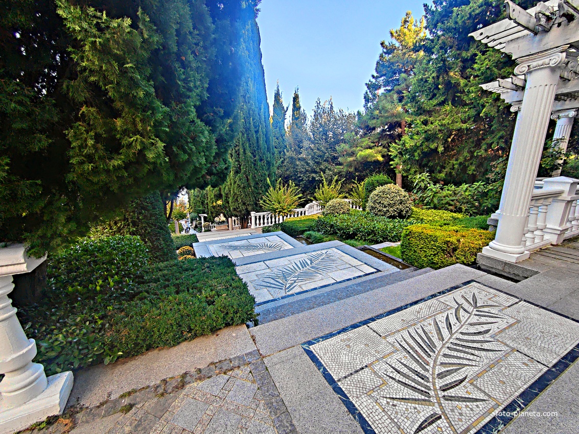 Парк «Айвазовское» — ландшафтный парк на берегу Чёрного моря. Расположен у подножия Медведь-горы в посёлке. Лестница Раевского (лестница искусств).