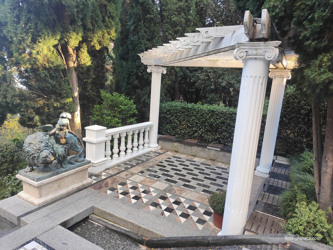 Парк «Айвазовское» — ландшафтный парк на берегу Чёрного моря. Расположен у подножия Медведь-горы в посёлке.