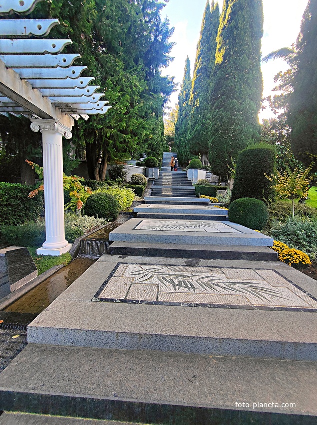 Парк «Айвазовское» — ландшафтный парк на берегу Чёрного моря. Расположен у подножия Медведь-горы в посёлке. Лестница Раевского (лестница искусств).