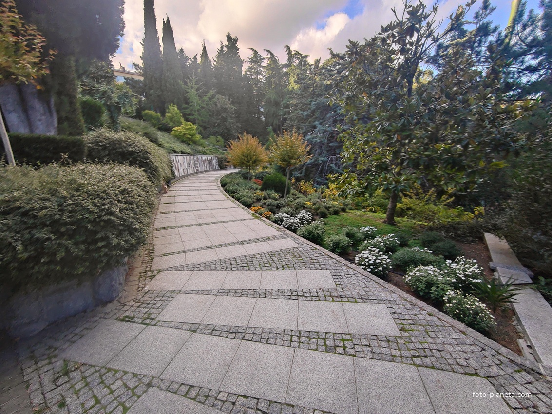 Парк «Айвазовское» — ландшафтный парк на берегу Чёрного моря. Расположен у подножия Медведь-горы в посёлке.