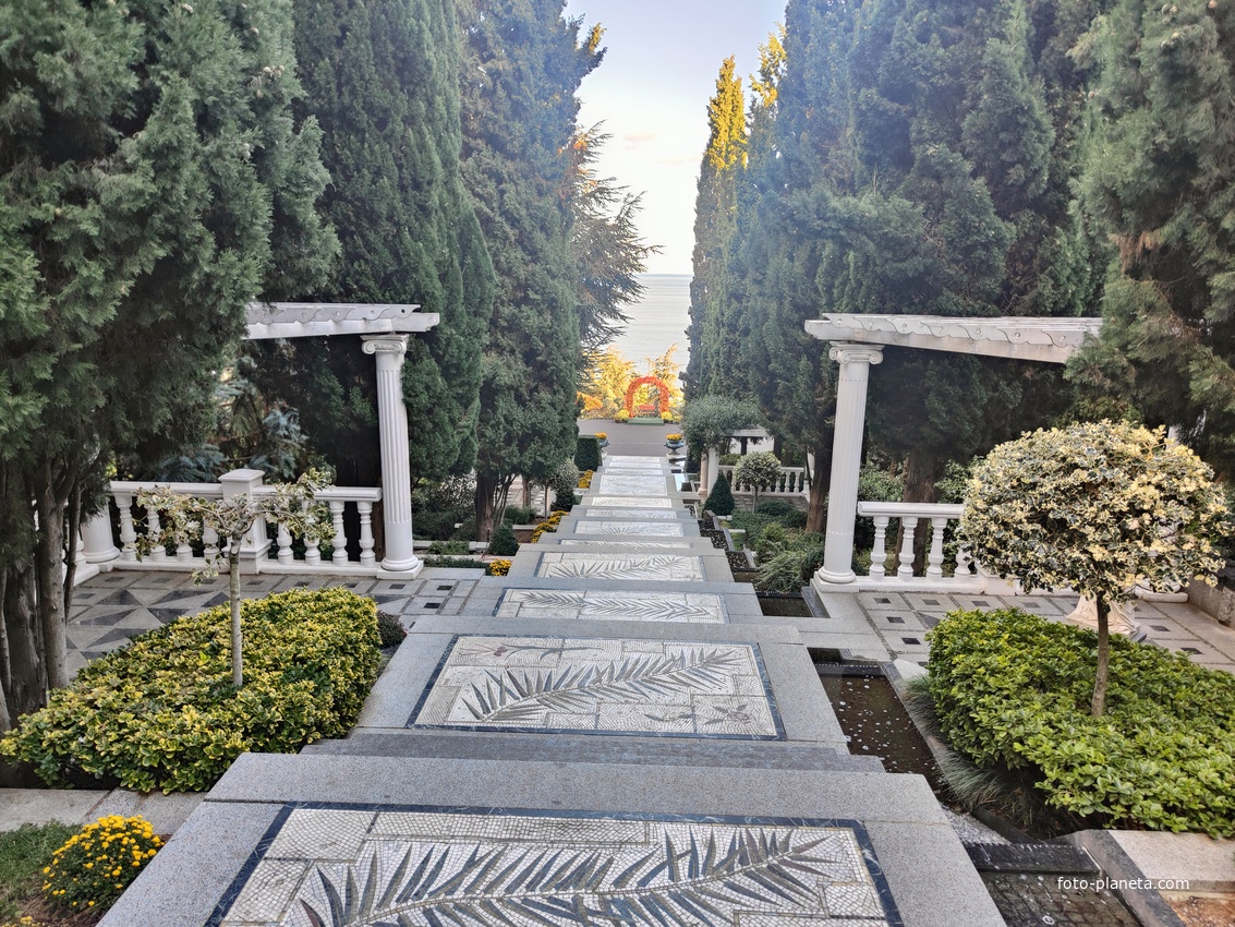 Парк «Айвазовское» — ландшафтный парк на берегу Чёрного моря. Расположен у подножия Медведь-горы в посёлке. Лестница Раевского (лестница искусств).