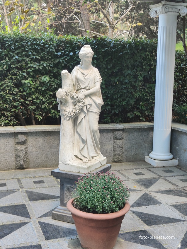 Парк «Айвазовское» — ландшафтный парк на берегу Чёрного моря. Расположен у подножия Медведь-горы в посёлке. Скульптура Музы. Автор: Галина Дервиз.