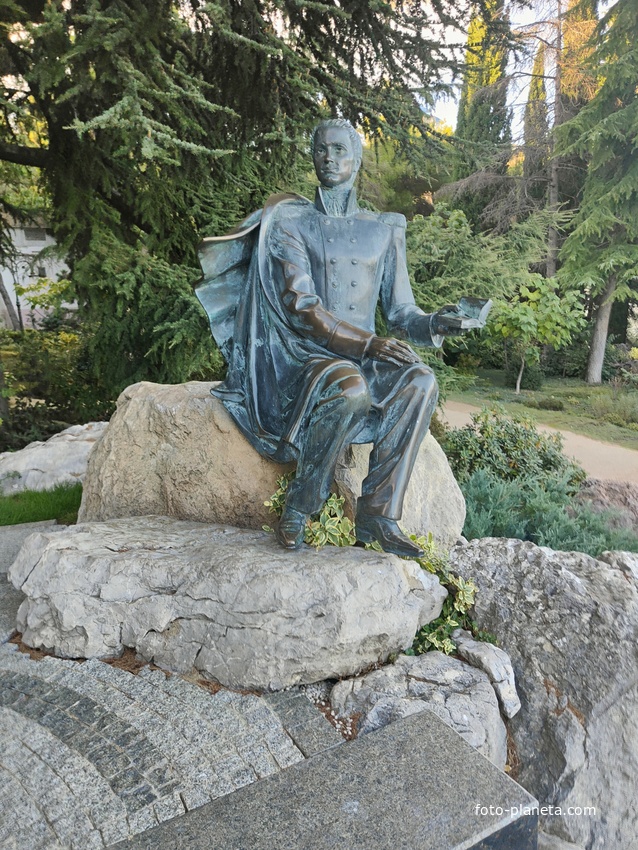 Парк «Айвазовское» — ландшафтный парк на берегу Чёрного моря. Расположен у подножия Медведь-горы в посёлке. Памятник Михаилу Николаевичу Раевскому, внуку знаменитого генерала. Президенту Российского Императорского общества садоводов.