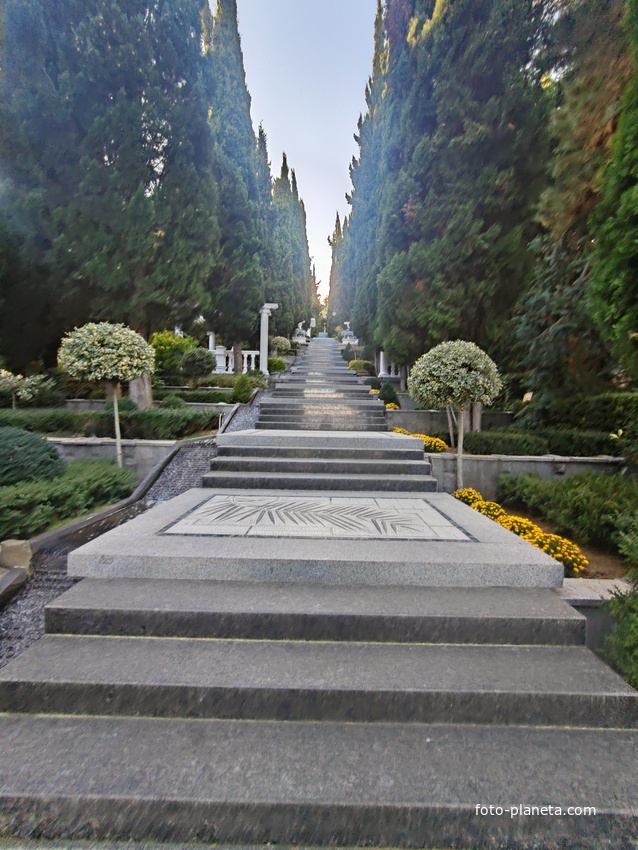 Парк «Айвазовское» — ландшафтный парк на берегу Чёрного моря. Расположен у подножия Медведь-горы в посёлке. Лестница Раевского (лестница искусств).