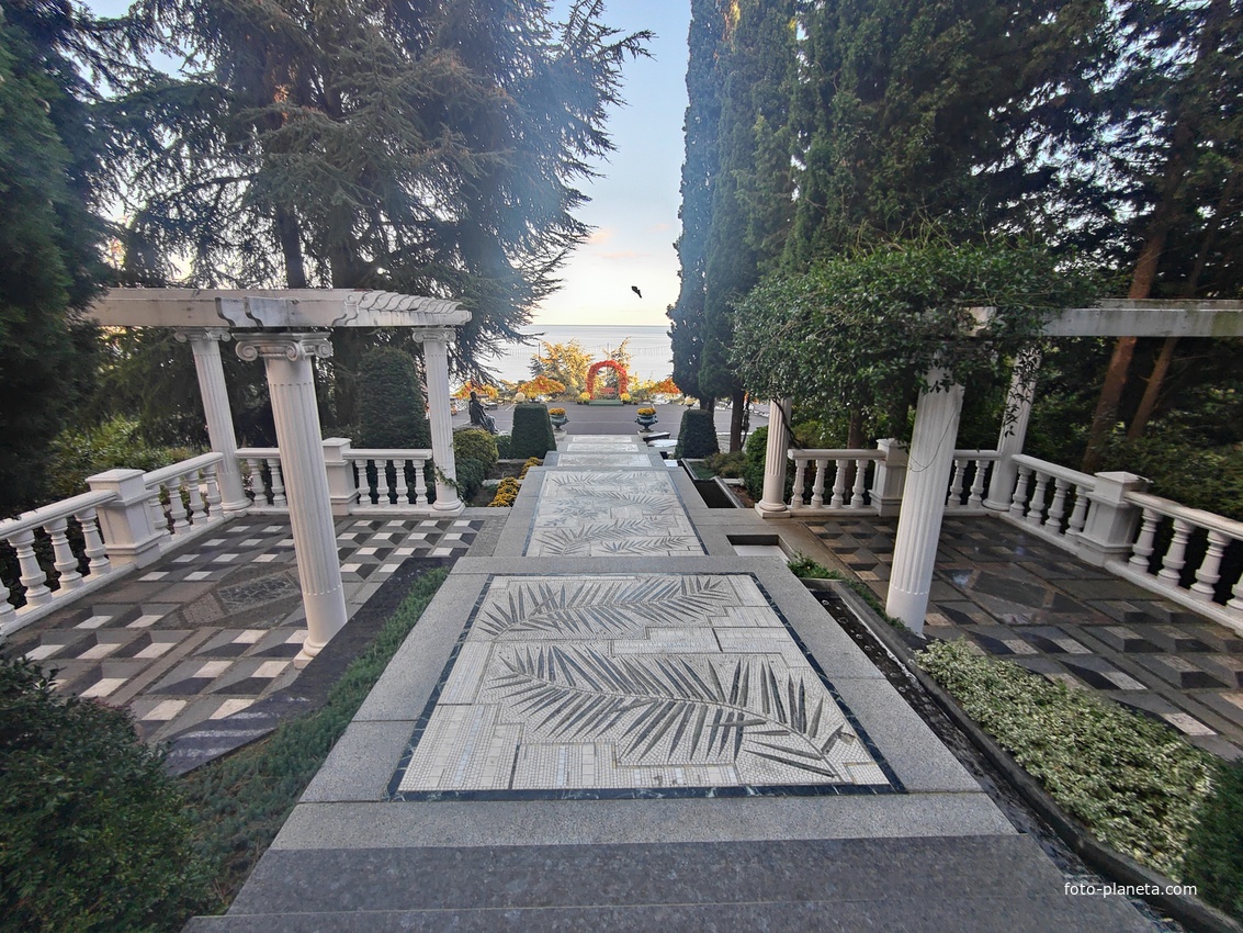 Парк «Айвазовское» — ландшафтный парк на берегу Чёрного моря. Расположен у подножия Медведь-горы в посёлке. Лестница Раевского (лестница искусств).