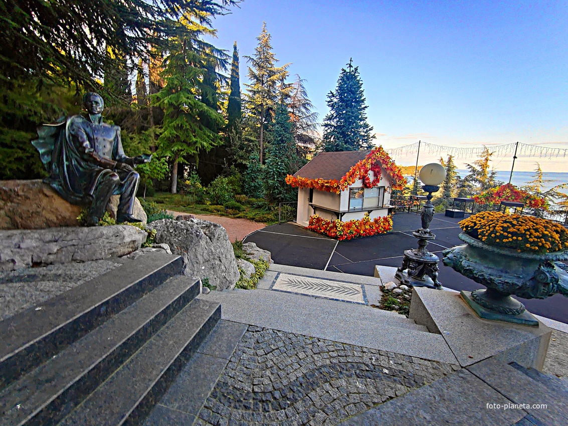 Парк «Айвазовское» — ландшафтный парк на берегу Чёрного моря. Расположен у подножия Медведь-горы в посёлке. Памятник Михаилу Николаевичу Раевскому, внуку знаменитого генерала. Президенту Российского Императорского общества садоводов.