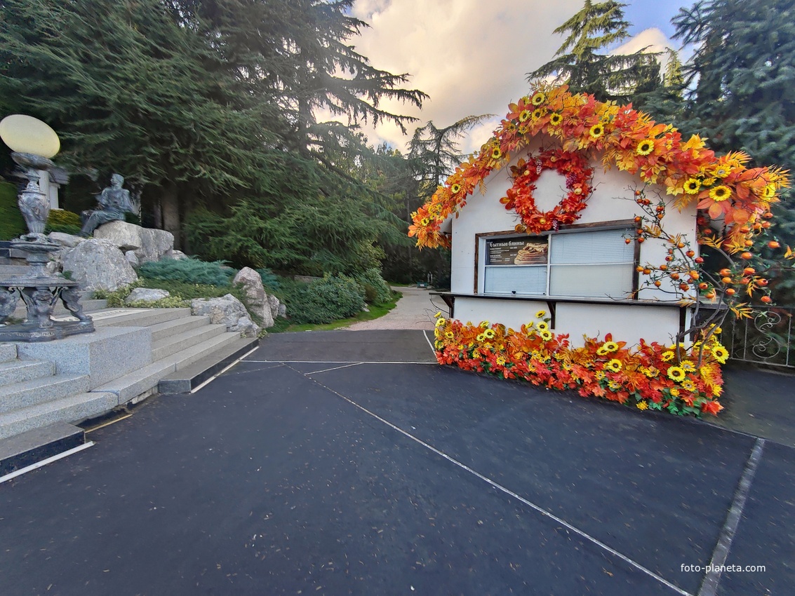 Парк «Айвазовское» — ландшафтный парк на берегу Чёрного моря. Расположен у подножия Медведь-горы в посёлке.