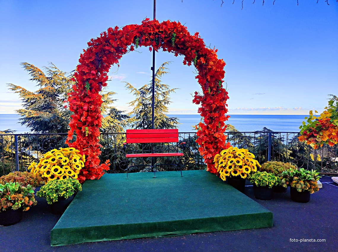 Парк «Айвазовское» — ландшафтный парк на берегу Чёрного моря. Расположен у подножия Медведь-горы в посёлке. Фотозона на площадке Раевского.