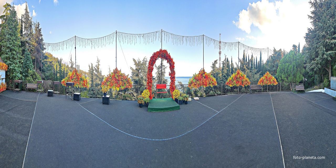 Парк «Айвазовское» — ландшафтный парк на берегу Чёрного моря. Расположен у подножия Медведь-горы в посёлке. Фотозона на площадке Раевского.