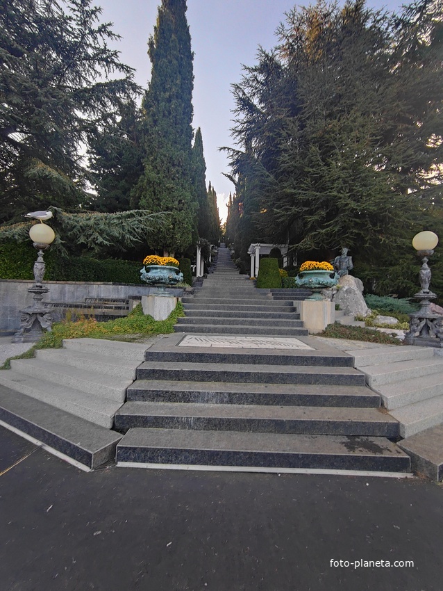 Парк «Айвазовское» — ландшафтный парк на берегу Чёрного моря. Расположен у подножия Медведь-горы в посёлке. Лестница Раевского (лестница искусств).