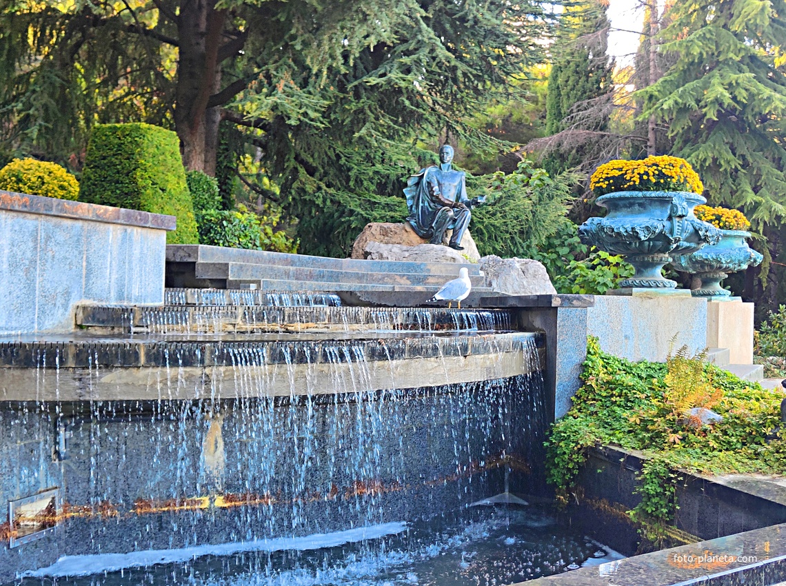 Парк «Айвазовское» — ландшафтный парк на берегу Чёрного моря у подножия Медведь-горы в посёлке. Каскадный  водопад перед памятником Михаилу Никол-чу Раевскому, внуку знаменит. генерала, президенту Росс. Импер. общ. садоводов на одноимённой лестнице.