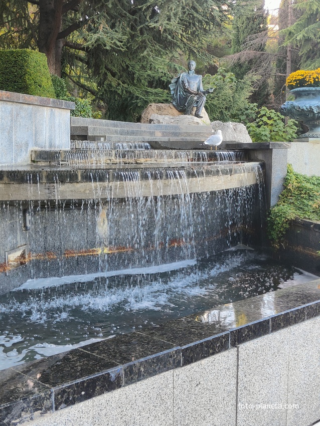 Парк «Айвазовское» — ландшафтный парк на берегу Чёрного моря у подножия Медведь-горы в посёлке. Каскадный  водопад перед памятником Михаилу Никол-чу Раевскому, внуку знаменит. генерала, президенту Росс. Импер. общ. садоводов на одноимённой лестнице.