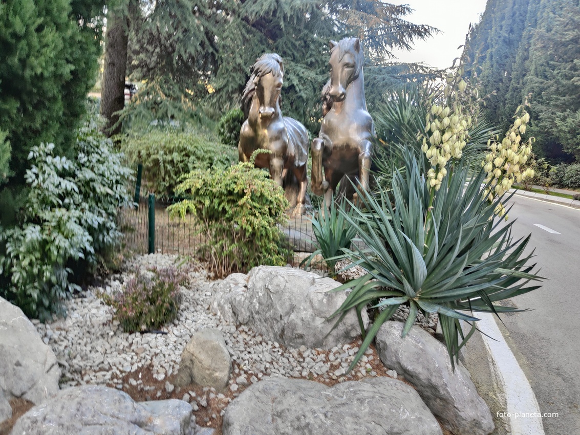 Парк «Айвазовское» — ландшафтный парк на берегу Чёрного моря у подножия Медведь-горы в посёлке. Скульптурная группа «Кони» в Пейзажном (английском) саду, недалеко от «Лестницы Раевского».