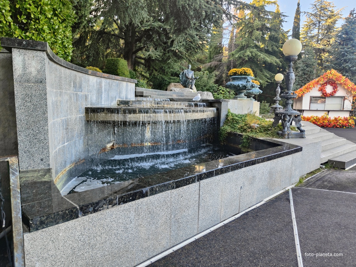 Парк «Айвазовское» — ландшафтный парк на берегу Чёрного моря у подножия Медведь-горы в посёлке. Каскадный  водопад перед памятником Михаилу Никол-чу Раевскому, внуку знаменит. генерала, президенту Росс. Импер. общ. садоводов на одноимённой лестнице.