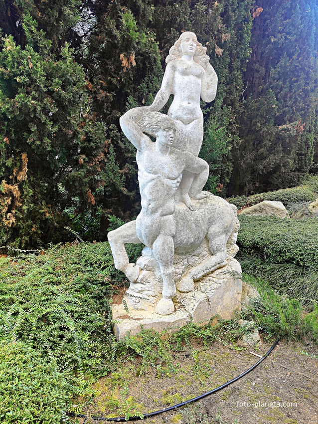 Парк «Айвазовское» — ландшафтный парк на берегу Чёрного моря. Расположен у подножия Медведь-горы в посёлке. Скульптурная композиция " Кентавр с похищенной женщиной".