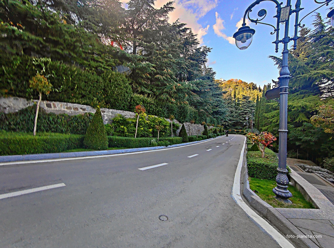 Парк «Айвазовское» — ландшафтный парк на берегу Чёрного моря. Расположен у подножия Медведь-горы в посёлке.