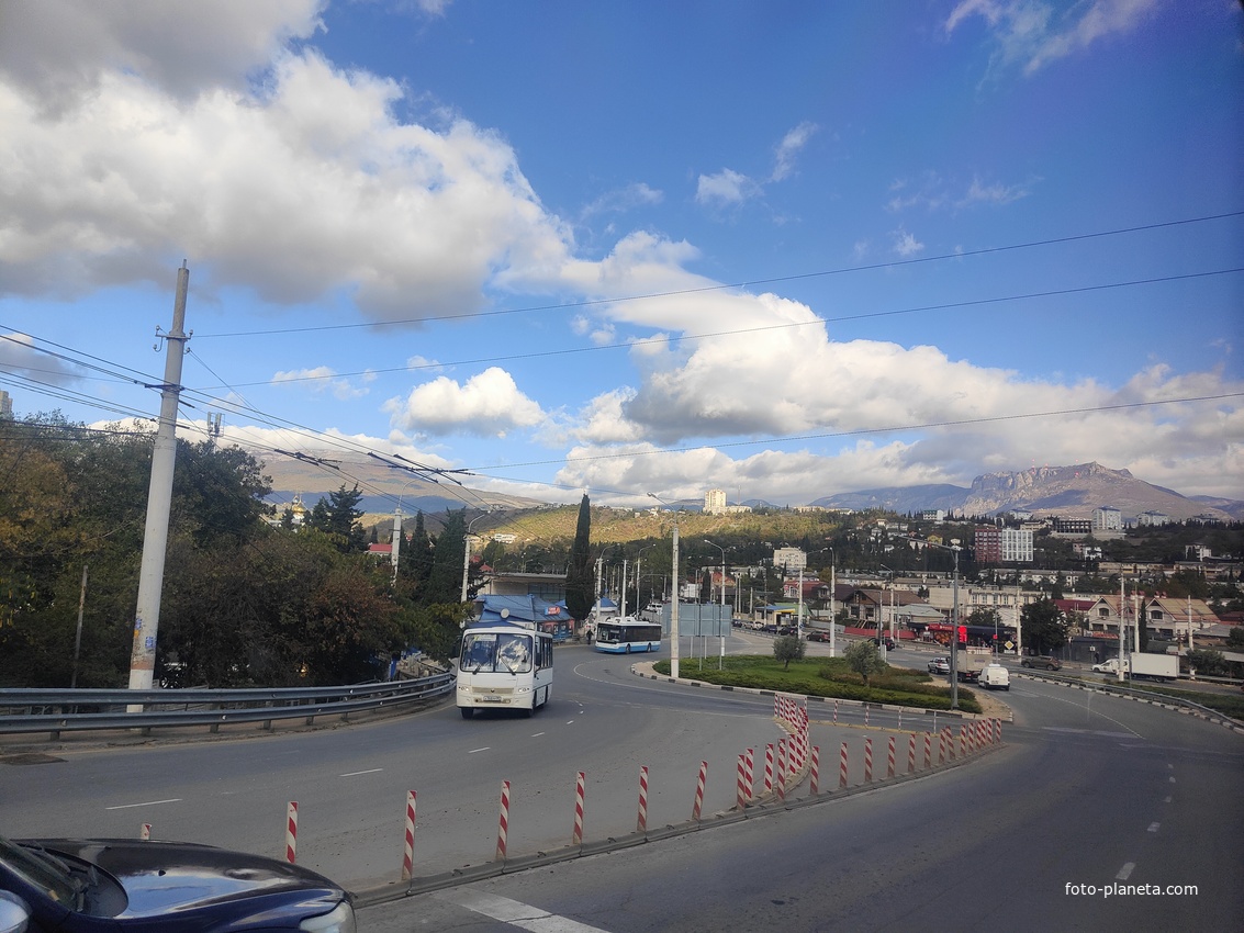 Транспортная развязка Симферопольского и Ялтинского шоссе,  улиц Октябрьской и Горького.