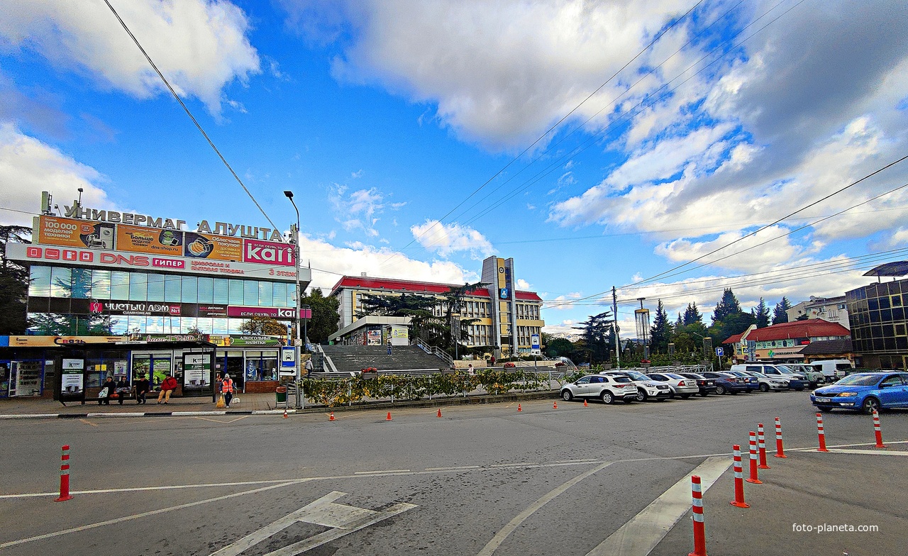 Универмаг "Алушта" на Пионерской ул., 1.