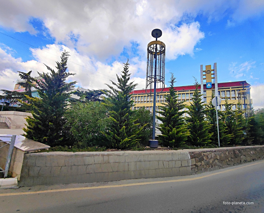 Администрация города Алушты на Советской площади, 1,