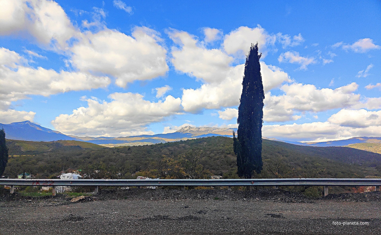 Горы, видные с окраин Алушты. В центре - Чатыр-Даг.