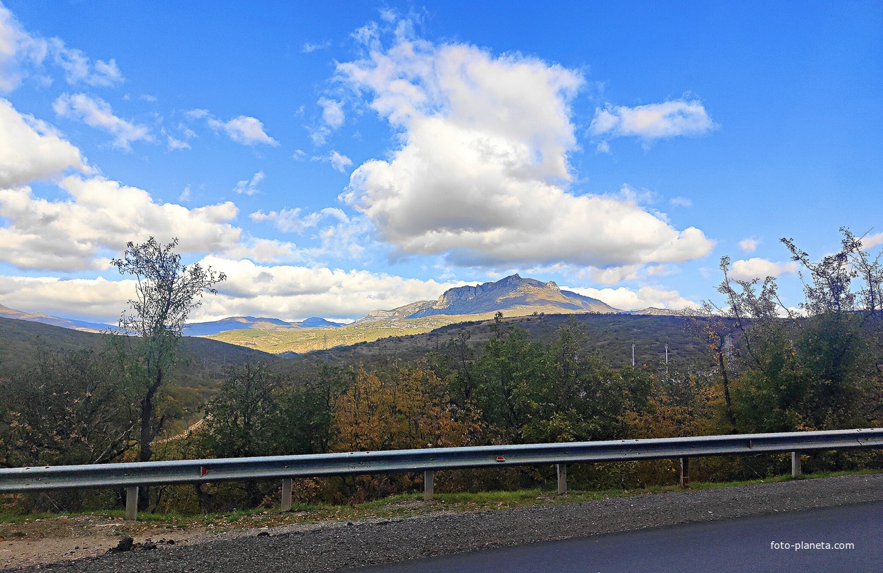 Горы, видные с окраин Алушты.