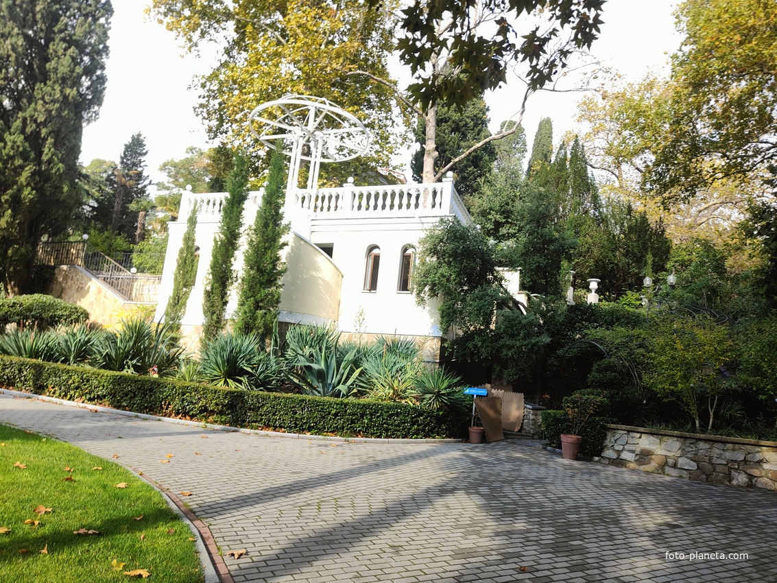 На территории санатория «Пушкино».