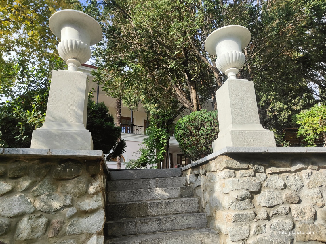 Парк на территории санатория «Пушкино» — памятник садово-парковой архитектуры начала XIX века. Декоративные вазоны на пьедестале.