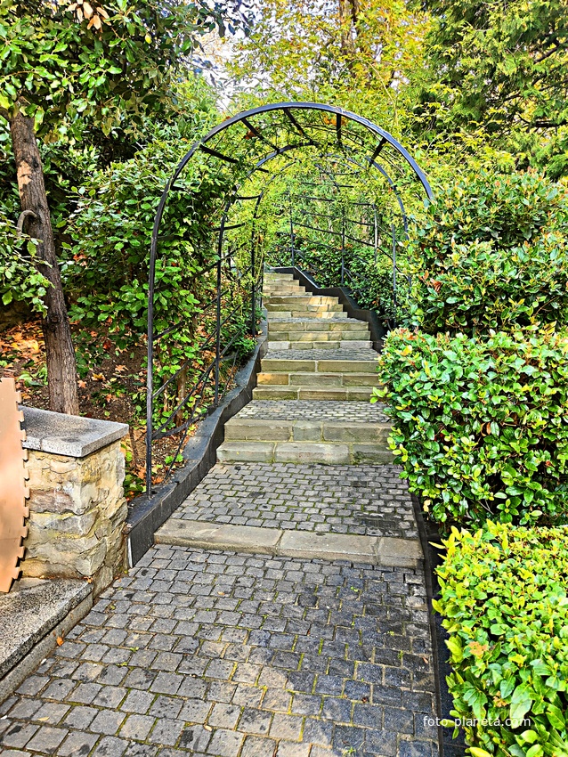 Парк на территории санатория «Пушкино» — памятник садово-парковой архитектуры начала XIX века.