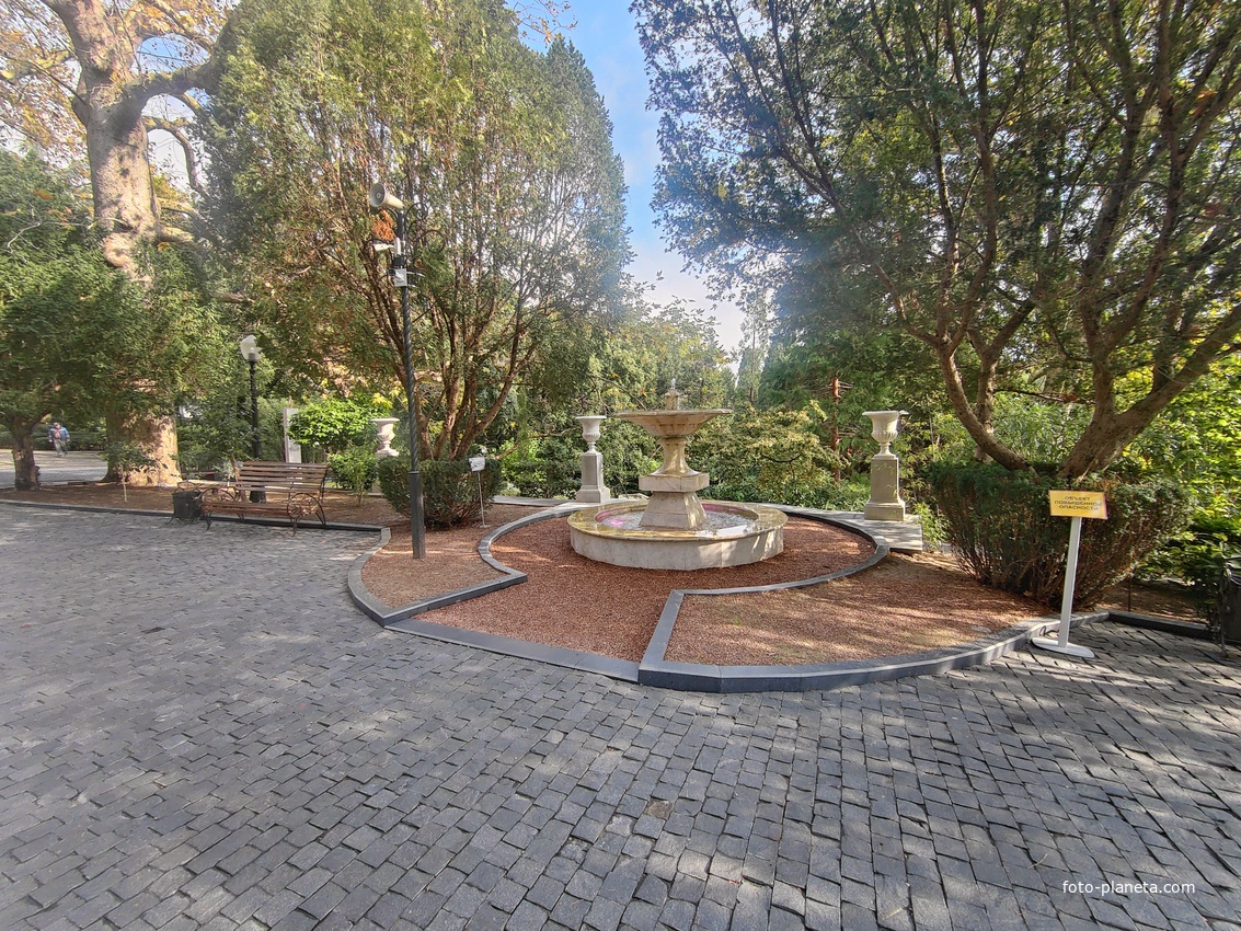 Парк на территории санатория «Пушкино» — памятник садово-парковой архитектуры начала XIX века. Фонтан и декоративные вазоны на пьедестале.