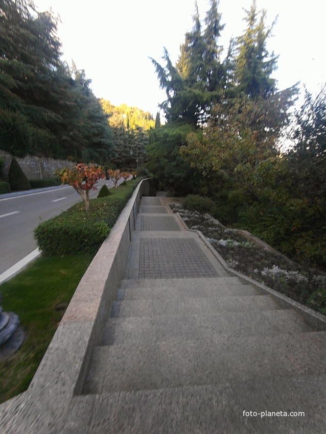 Парк «Айвазовское» — ландшафтный парк на берегу Чёрного моря. Расположен у подножия Медведь-горы в посёлке.