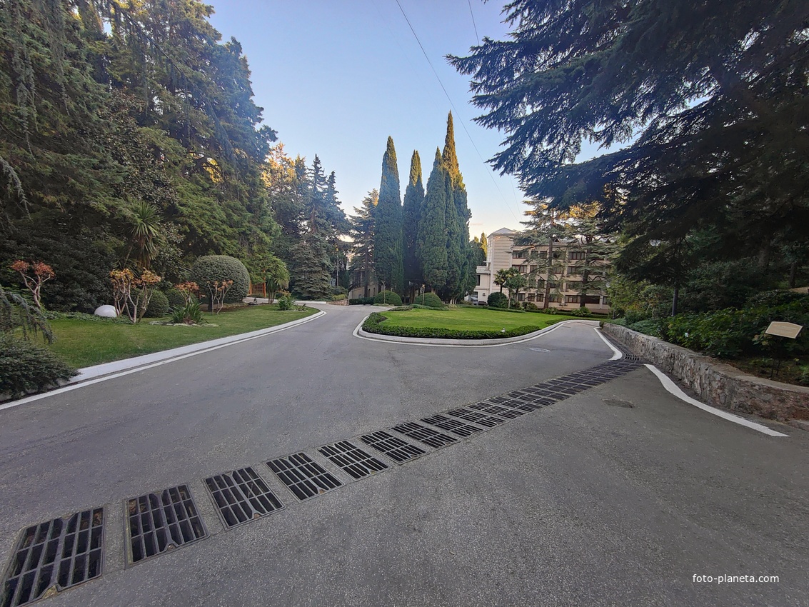 Парк «Айвазовское» — ландшафтный парк на берегу Чёрного моря. Расположен у подножия Медведь-горы в посёлке.