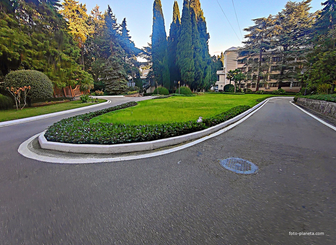 Парк «Айвазовское» — ландшафтный парк на берегу Чёрного моря. Расположен у подножия Медведь-горы в посёлке.