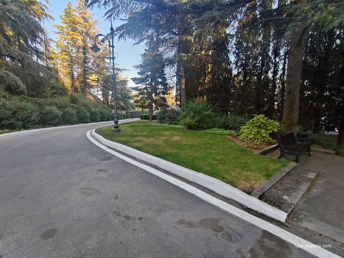 Парк «Айвазовское» — ландшафтный парк на берегу Чёрного моря. Расположен у подножия Медведь-горы в посёлке.