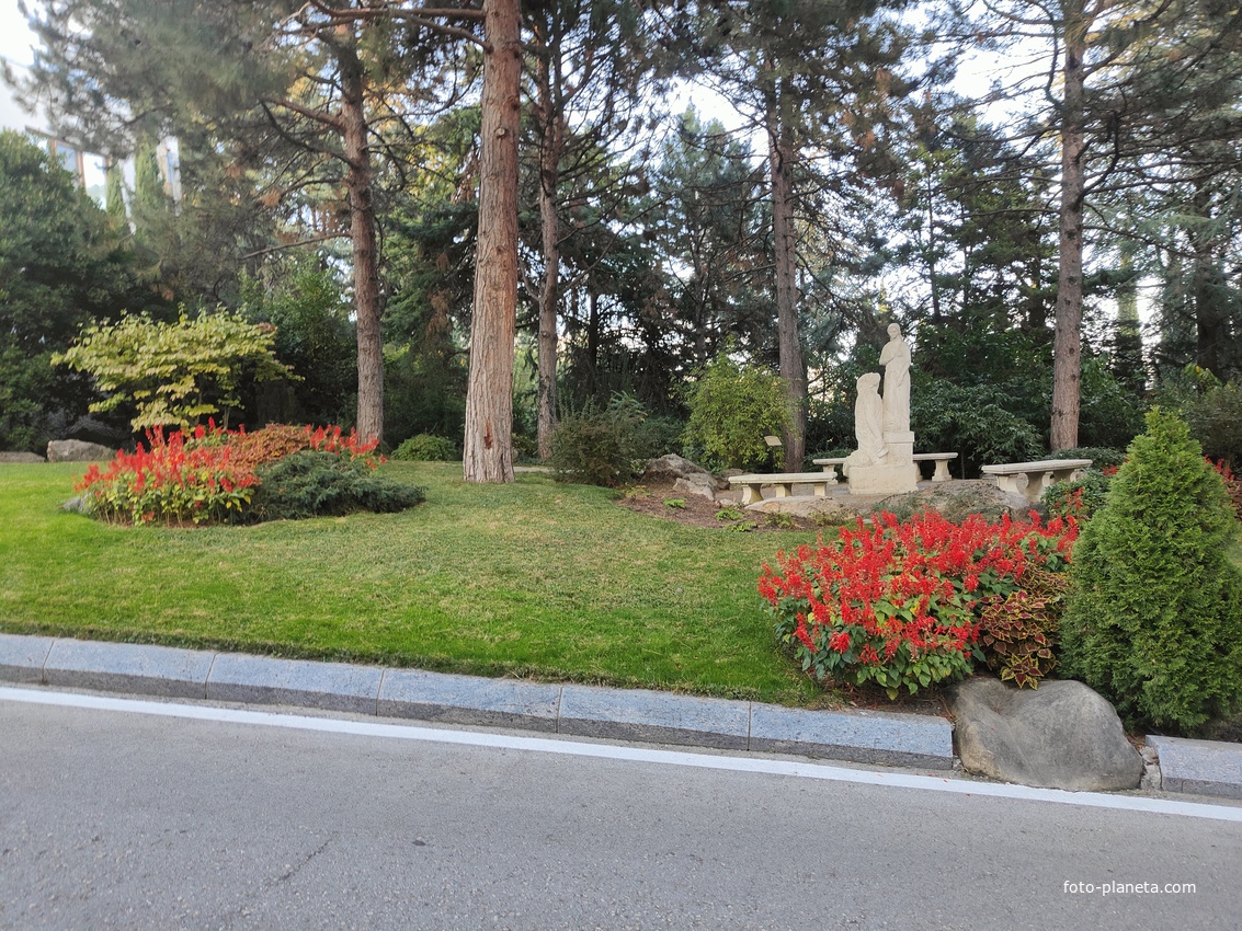 Парк «Айвазовское» — ландшафтный парк на берегу Чёрного моря. Расположен у подножия Медведь-горы в посёлке.