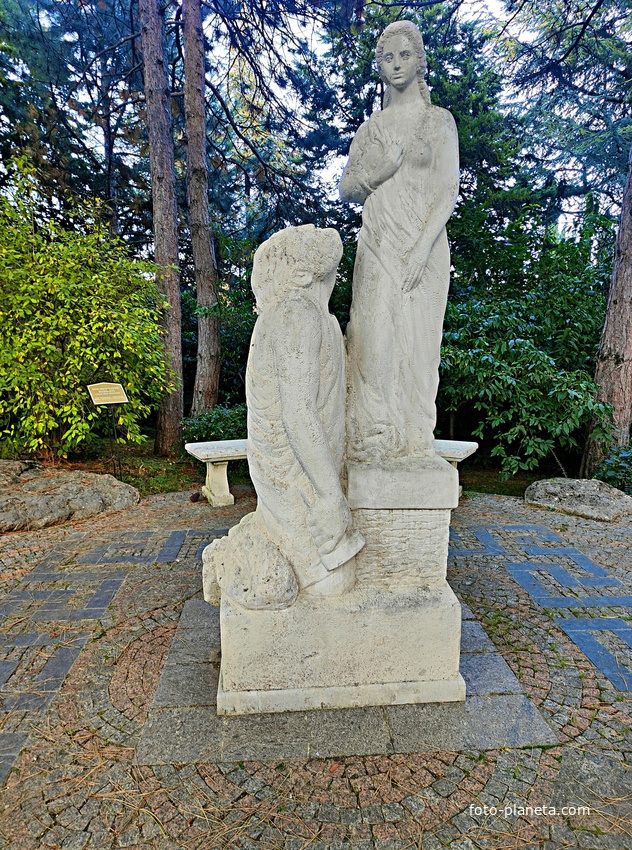 Парк «Айвазовское» — ландшафтный парк на берегу Чёрного моря. Расположен у подножия Медведь-горы в посёлке. Скульптура "Пигмалион и Галатея".