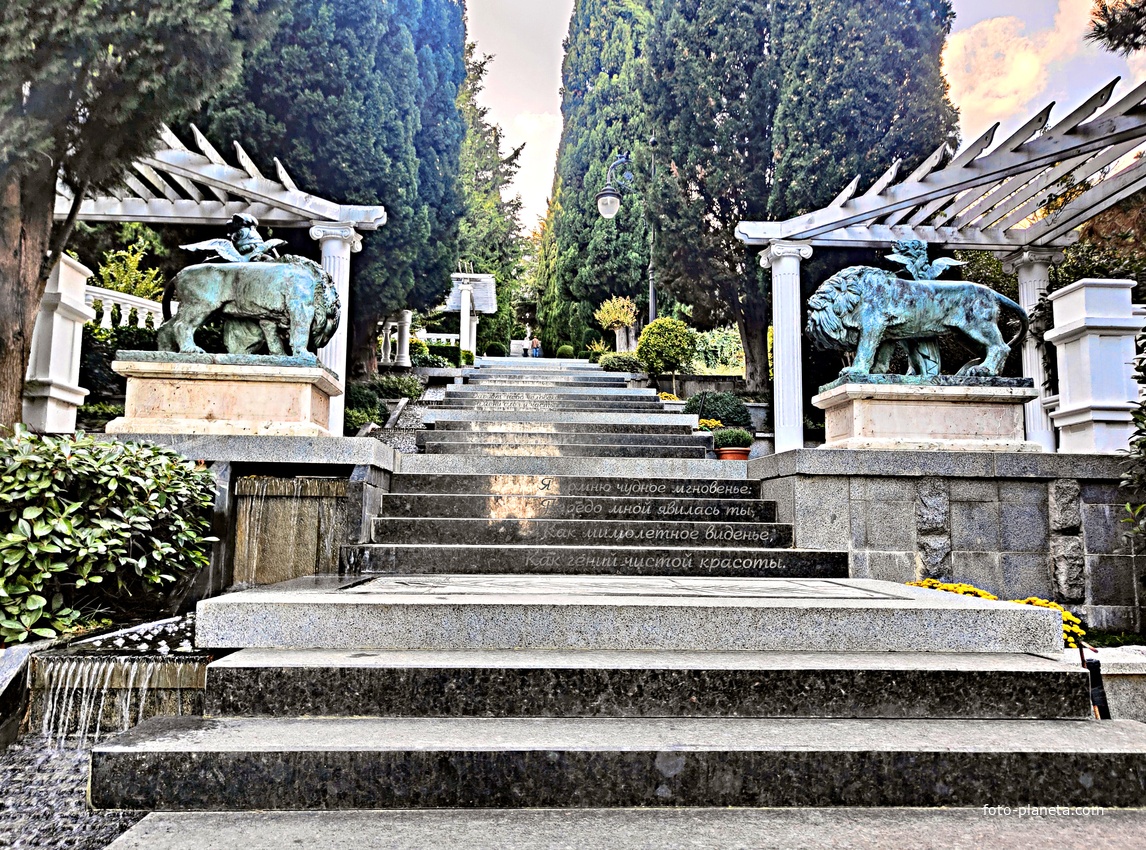 Парк «Айвазовское» — ландшафтный парк на берегу Чёрного моря. Расположен у подножия Медведь-горы в посёлке. Скульптурная композиция «Амуры, укрощающие львов» (копии с оригиналов, хранящихся в Лувре).