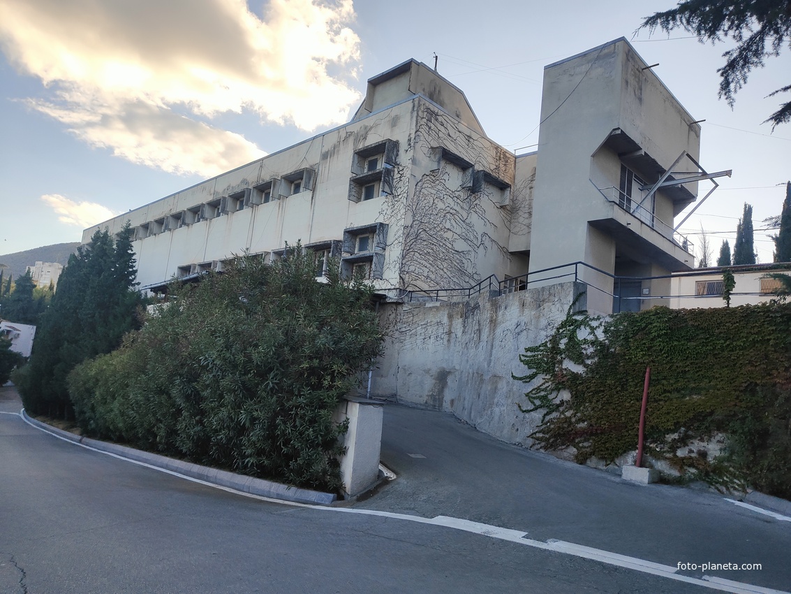 Парк «Айвазовское» — ландшафтный парк на берегу Чёрного моря. Расположен у подножия Медведь-горы в посёлке.