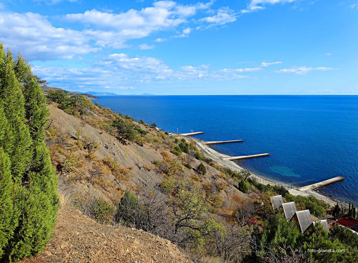 Урочище Малое Семидворье на холмах и склонах балки Сотера с выходом на акваторию Чёрного моря. Побережье с пирсами на территории лагеря МЭИ.