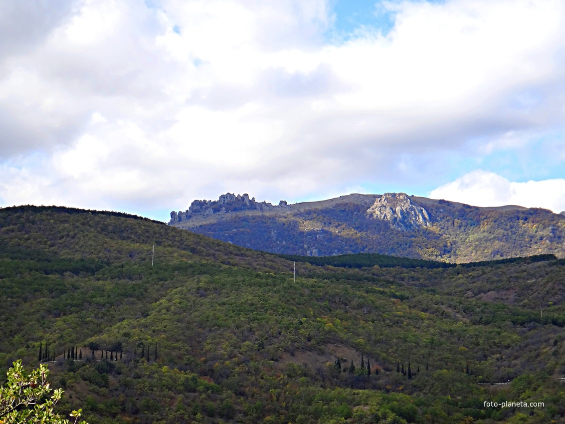 Урочище Малое Семидворье. Вид на гору Демерджи с дорога к лагерю МЭИ от Алуштинского шоссе.
