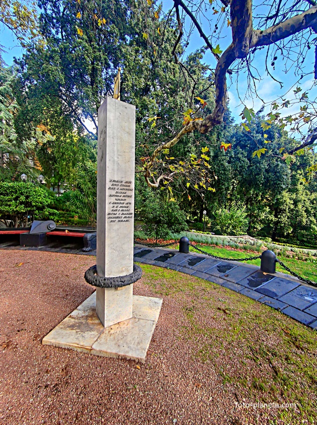 Парк в санат. «Пушкино» — памятник сад.-парк. архит. нач. XIX в. Стела в память о пребывании поэта "в доме Раевских". На самом деле семья Раевских в нём гостила с разреш. хозяина герц. Ришельё, а Пушкин путеш. вместе Раевским в 1820 г. и был здесь.