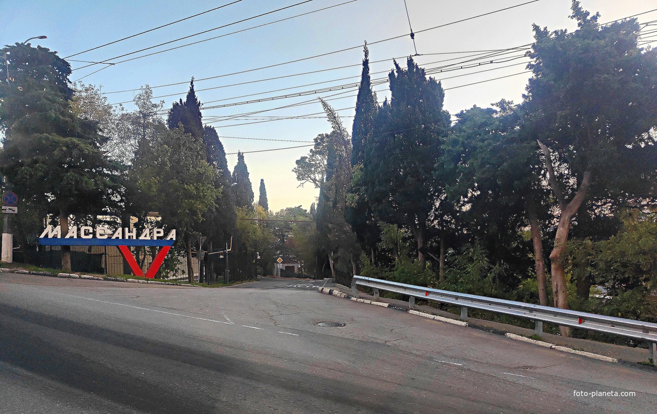 Стела на Южнобережном шоссе.