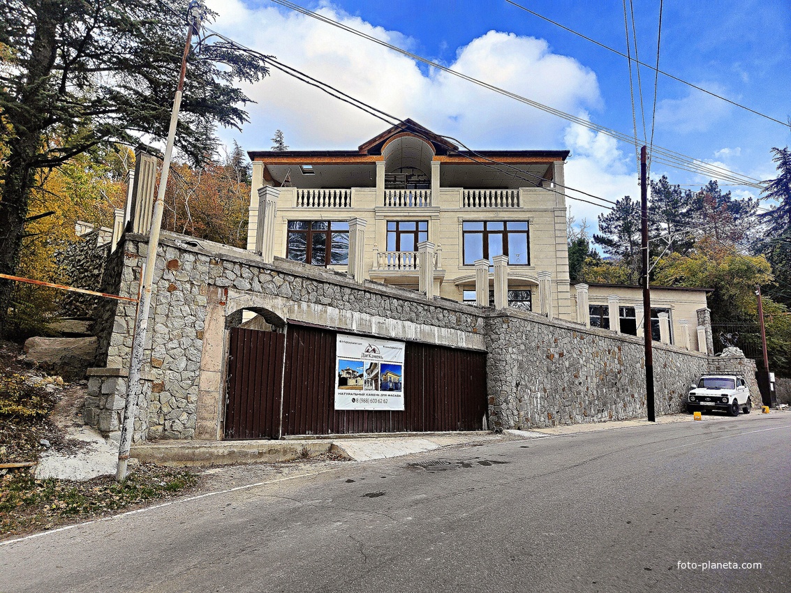 Здание компании «Дагкамень» на Симферопольское шоссе.