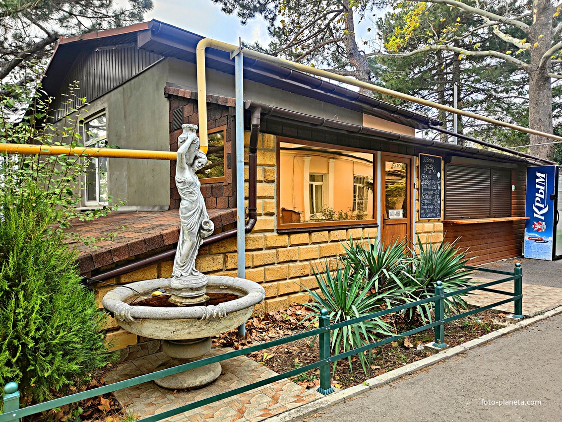 Скульптура девушки с кувшинами у придорожной кофейни на Симферопольское шоссе.